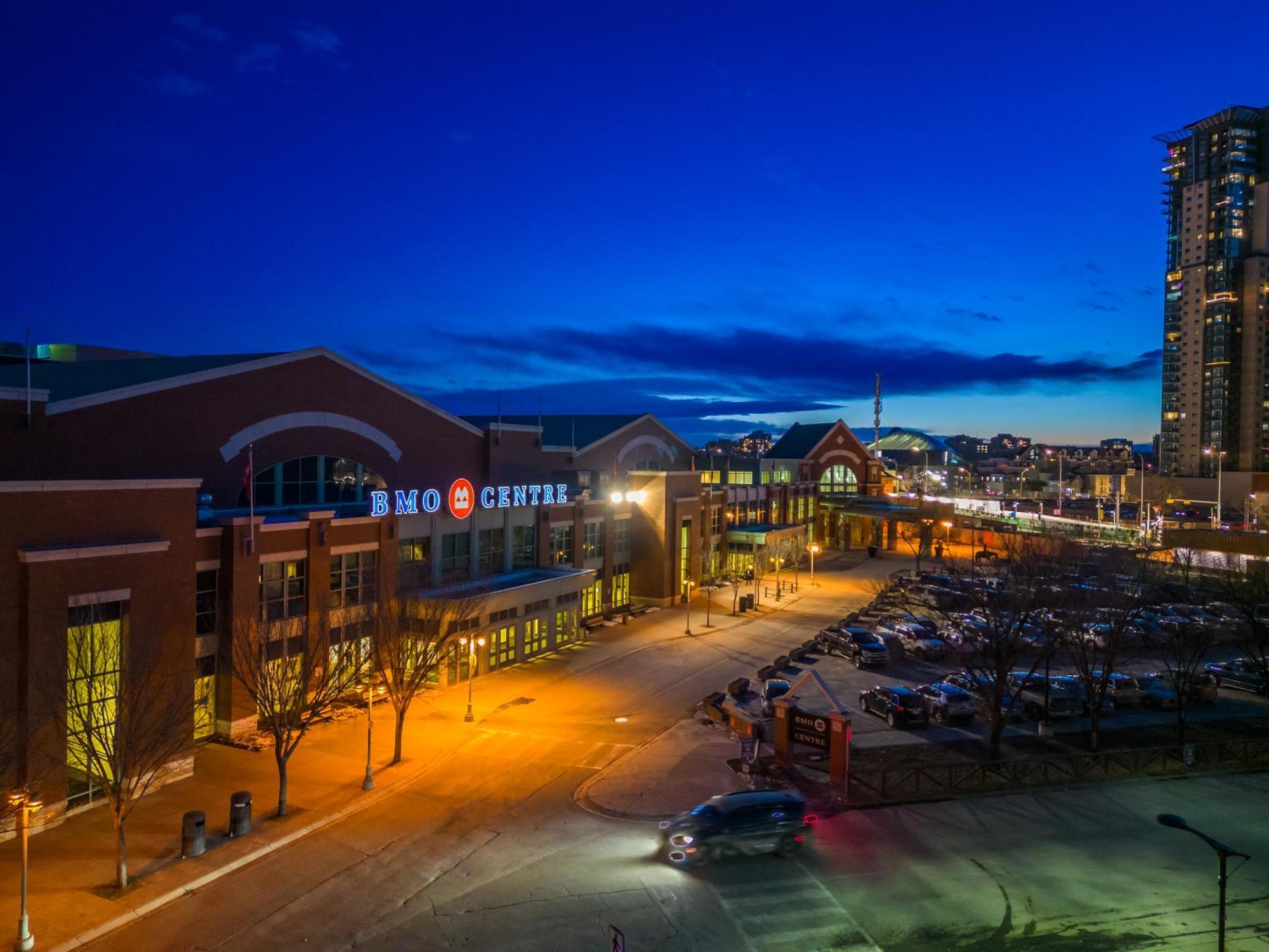 Unbeatable Downtown Experience- Walk To Bars, Casino, Stampede & Saddledome Plus Bonus Banff Pass, Parking & Wine! Calgary Ngoại thất bức ảnh