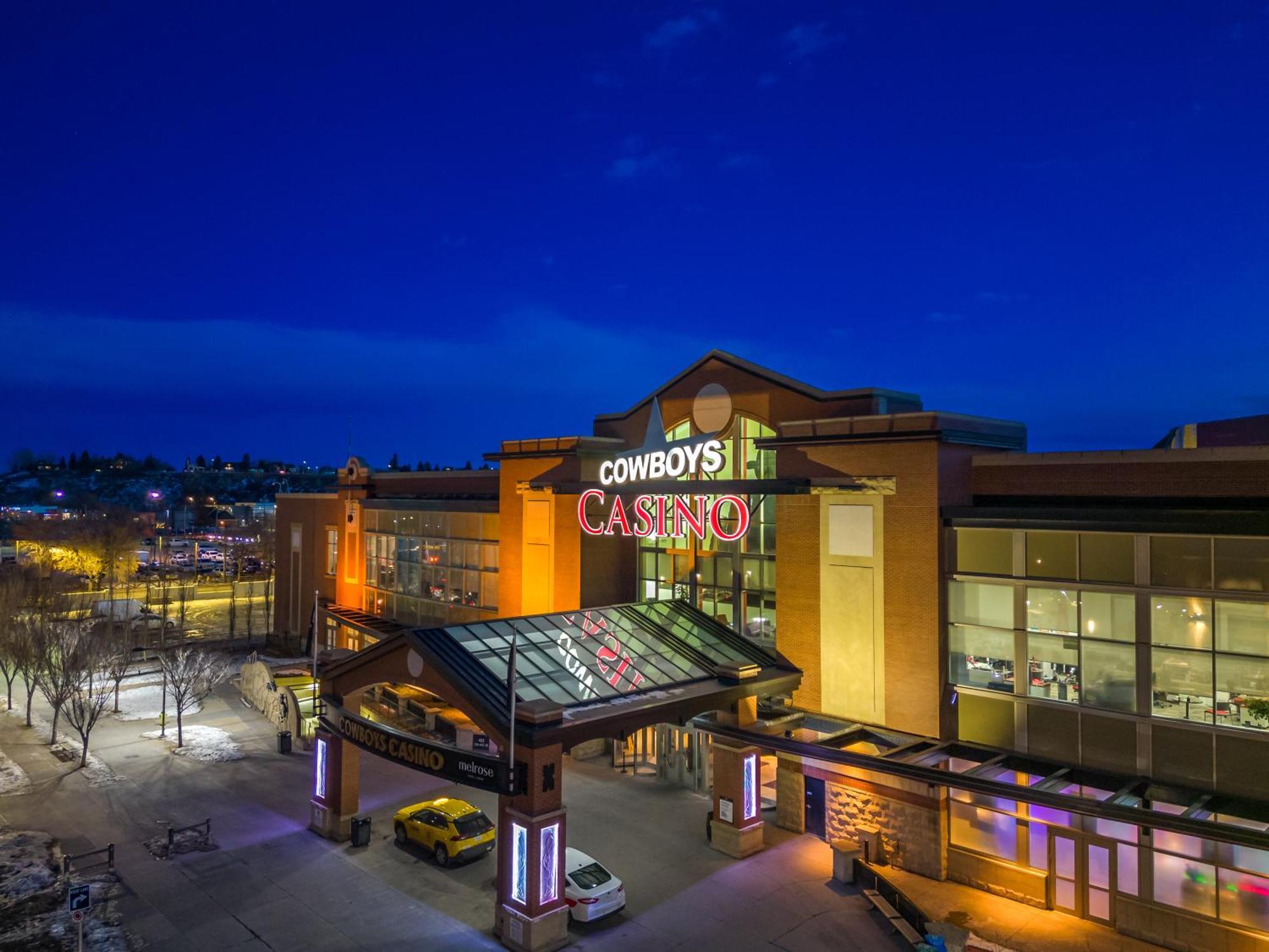Unbeatable Downtown Experience- Walk To Bars, Casino, Stampede & Saddledome Plus Bonus Banff Pass, Parking & Wine! Calgary Ngoại thất bức ảnh