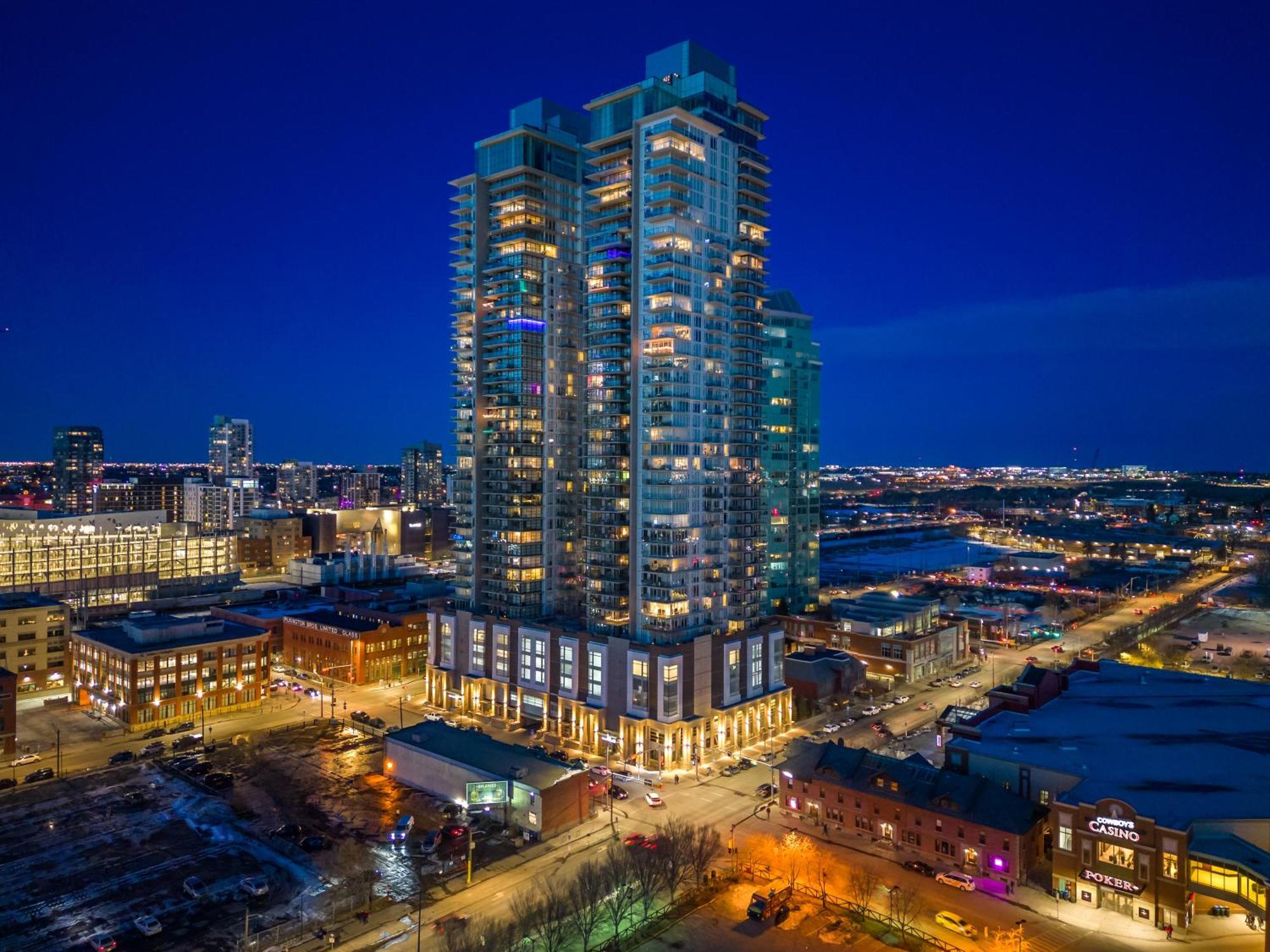 Unbeatable Downtown Experience- Walk To Bars, Casino, Stampede & Saddledome Plus Bonus Banff Pass, Parking & Wine! Calgary Ngoại thất bức ảnh