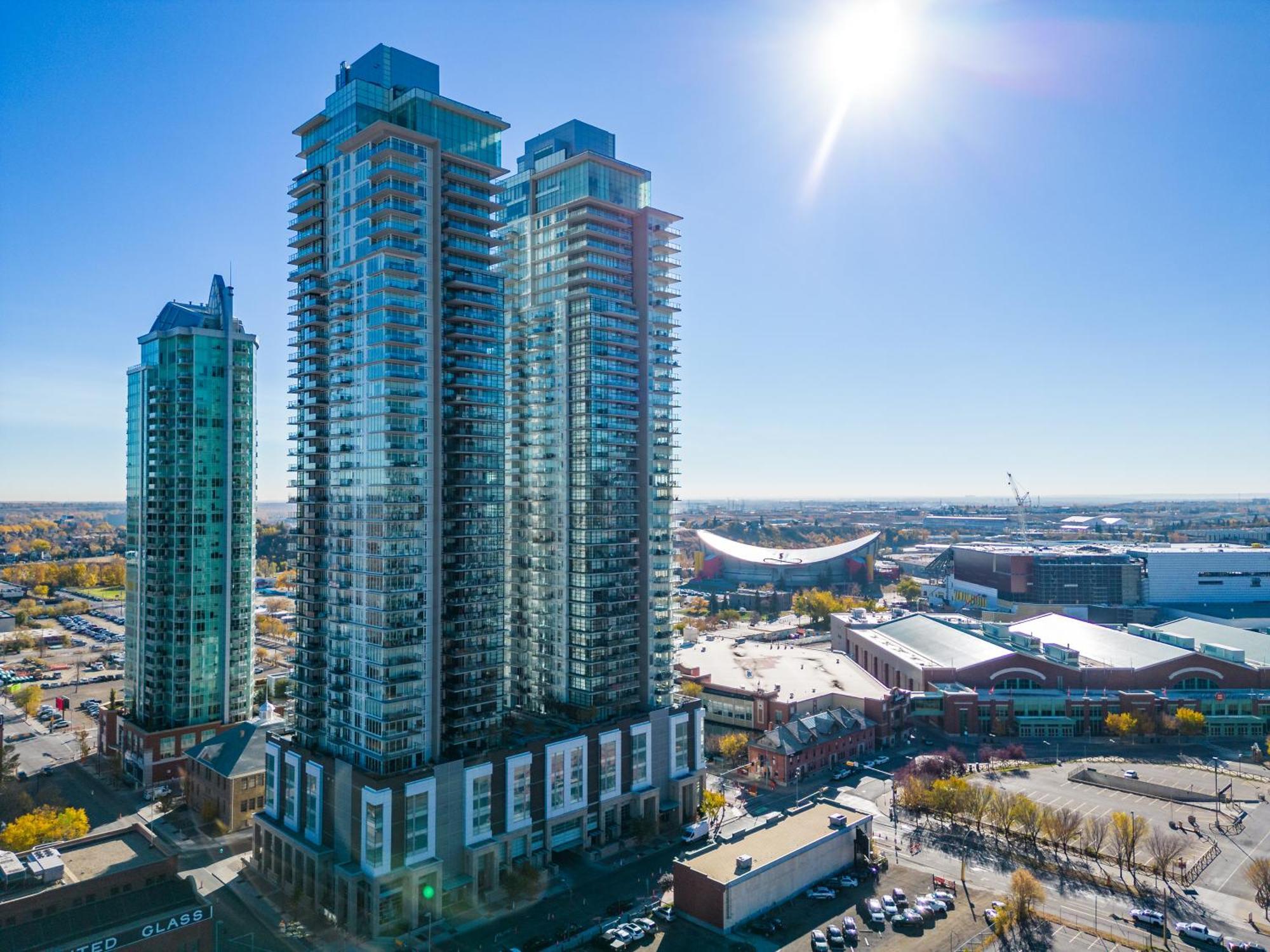 Unbeatable Downtown Experience- Walk To Bars, Casino, Stampede & Saddledome Plus Bonus Banff Pass, Parking & Wine! Calgary Ngoại thất bức ảnh
