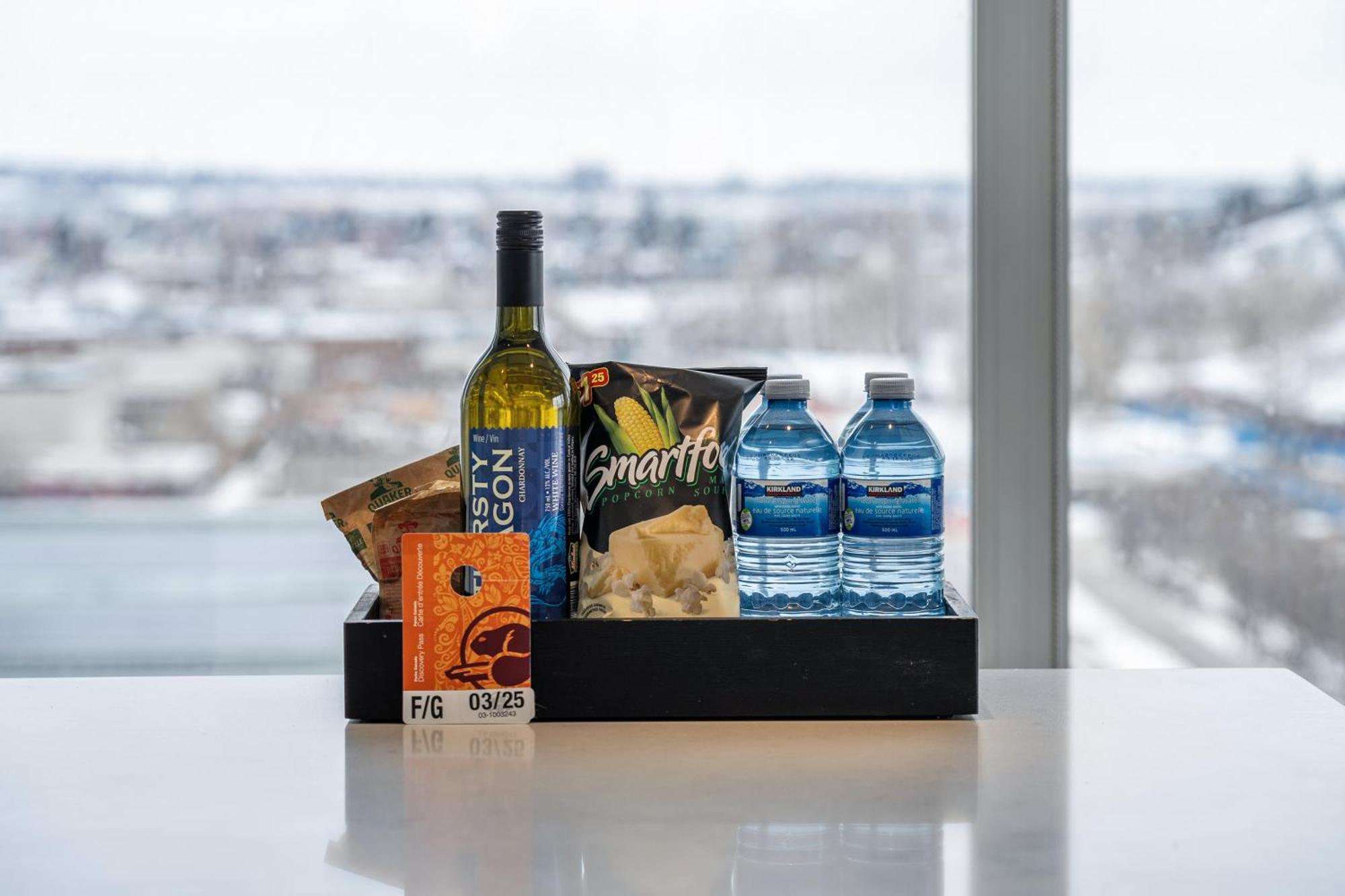 Unbeatable Downtown Experience- Walk To Bars, Casino, Stampede & Saddledome Plus Bonus Banff Pass, Parking & Wine! Calgary Ngoại thất bức ảnh