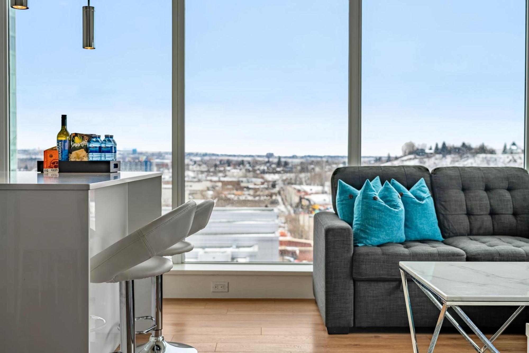 Unbeatable Downtown Experience- Walk To Bars, Casino, Stampede & Saddledome Plus Bonus Banff Pass, Parking & Wine! Calgary Ngoại thất bức ảnh